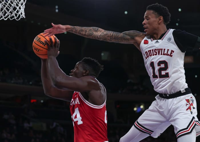 Indiana Hoosiers forward Payton Sparks (24) drives to the basket as Louisville Cardinals forward JJ Traynor (12) defends during the second half at Madison Square Garden.
